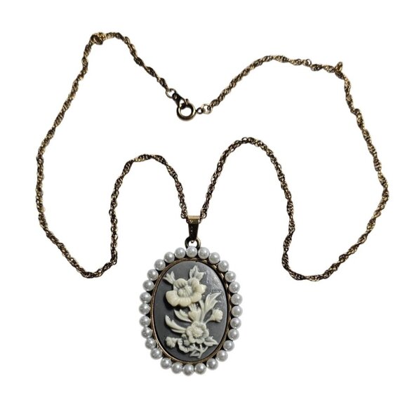 Vintage Floral Cameo 1.5" Pendant 23" Necklace Faux Pearl Beads & Brass Chain - Picture 4 of 6
